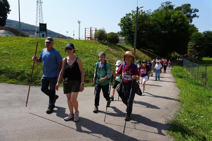 Vecinos de Villaescusa marchan contra el polígono eólico Benavieja