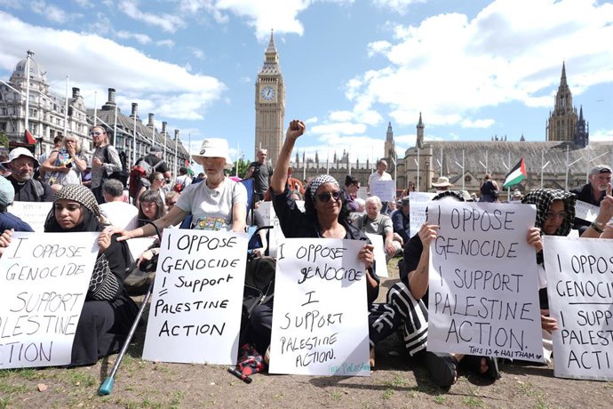 09 de agosto de 2025, Reino Unido, Londres: Apoiadores da Palestine Action participam de uma ação em massa na Parliament Square, Westminster, centro de Londres, organizada pela Defend Our Juries como parte da campanha Lift the Ban, para acabar com a prosc