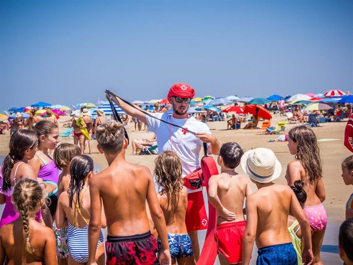 Taller 'Pequeños socorristas' en la playa de Camposoto.