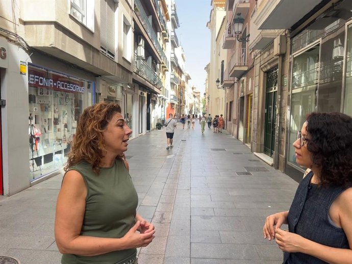 La portavoz del Grupo Socialista en el Ayuntamiento de Granada, Raquel Ruz, en su visita a la calle Pontezuelas.