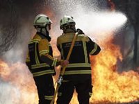 Las altas temperaturas y la baja humedad dificultan las labores de extinción del incendio en Carcastillo