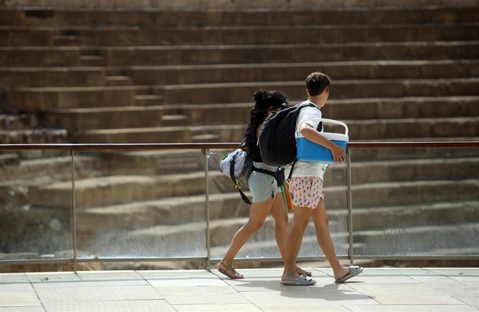 Archivo - Una pareja pasea con una nevera portátil durante la ola de calor que estos días azota la capital a 19 de julio e 2023 en Málaga, Andalucía. 