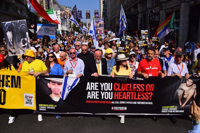 10 de agosto de 2025, Londres, Inglaterra, Reino Unido: O rabino-chefe do Reino Unido, EPHRAIM MIRVIS, e apoiadores de Israel, incluindo familiares de reféns, marcham na Strand até Downing Street exigindo que todos os reféns israelenses mantidos pelo Hama