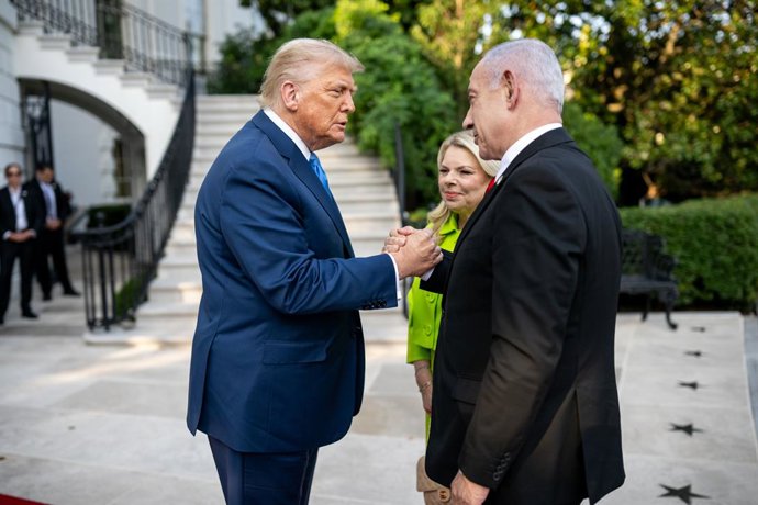 Archivo - Arquivo - 7 de julho de 2025, Washington, Distrito de Columbia, EUA: O presidente DONALD TRUMP cumprimenta o primeiro-ministro israelense BENJAMIN NETANYAHU e sua esposa, na segunda-feira, 7 de julho de 2025, no Pórtico Sul da Casa Branca.