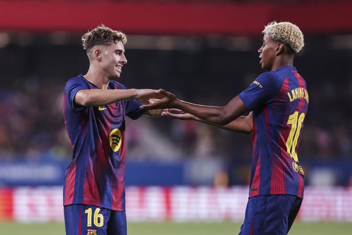 Fermin Lopez, do FC Barcelona, comemora um gol com Lamine Yamal durante o Troféu Joan Gamper, partida de futebol disputada entre o FC Barcelona e o Como 1907 no Estádio Johan Cruyff em 10 de agosto de 2025 em Sant Joan Despi, Espanha.