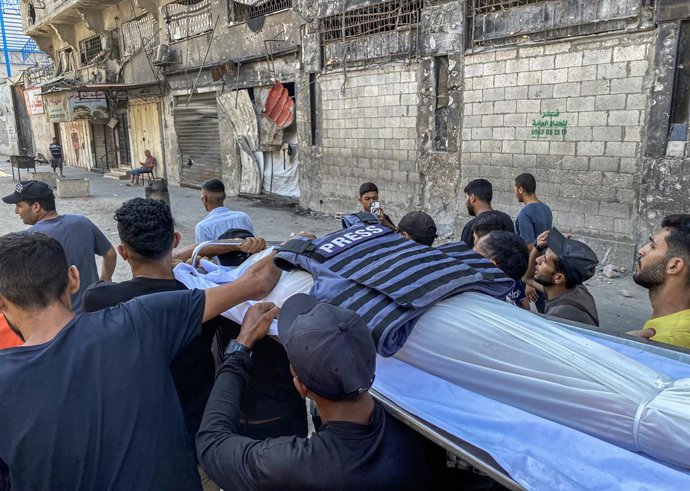 July 25, 2025, Gaza City, Gaza Strip, Palestinian Territory: Palestinians mourn several martyrs, including a journalist, killed during Israeli airstrikes last night, at Al-Shifa Hospital in Gaza City on July 25, 2025