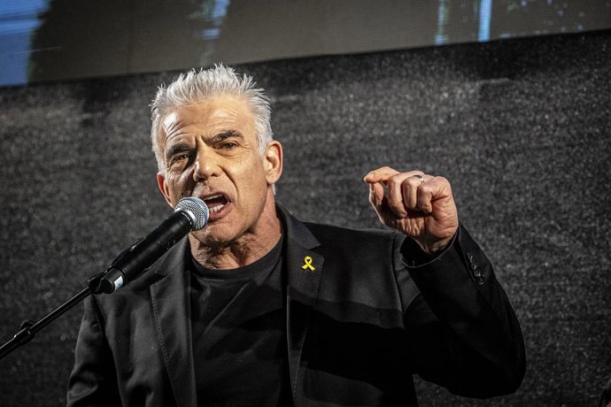Archivo - Arquivo - 22 de março de 2025, Tel Aviv, Israel: O líder da oposição israelense Yair Lapid gesticula enquanto fala durante uma manifestação. Milhares de pessoas se manifestaram em Tel Aviv e em outros centros populacionais israelenses contra a d