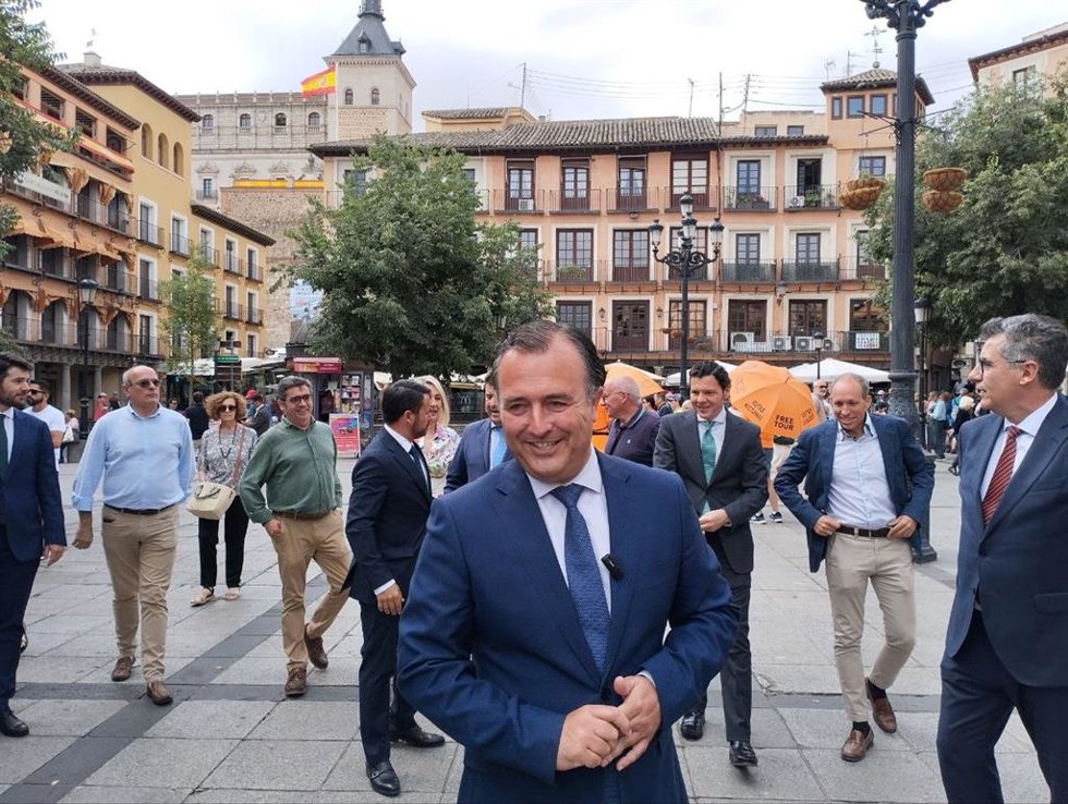 Archivo - El presidente del Grupo Parlamentario Vox en las Cortes de Castilla-La Mancha, David Moreno , durante una atención a medios en la Plaza de Zocodover (Toledo).