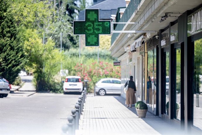 Archivo - Una señal luminosa de farmacia con la temperatura registrada, a 27 de junio de 2025, en Madrid (España). La AEMET ha emitido un aviso especial por ola de calor que se extenderá desde el sábado hasta al menos el martes, afectando a gran parte de 
