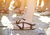 Foto: Los enemigos ocultos de tus pies en verano: lo que debes saber sobre chanclas y sandalias