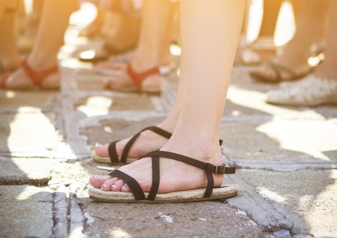Archivo - Mujer con sandalias en la calle