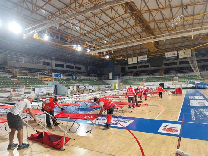 Imagen del despliegue de camas de apoyo en uno de los pabellones de Ponferrada