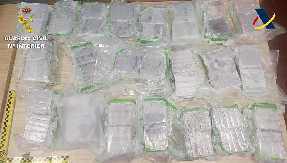 Paquetes de hachís localizados en el interior de dos maletas en el Aeropuerto de Barcelona