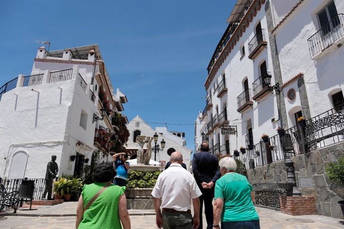 Turistas en un pueblo de Andalucía.