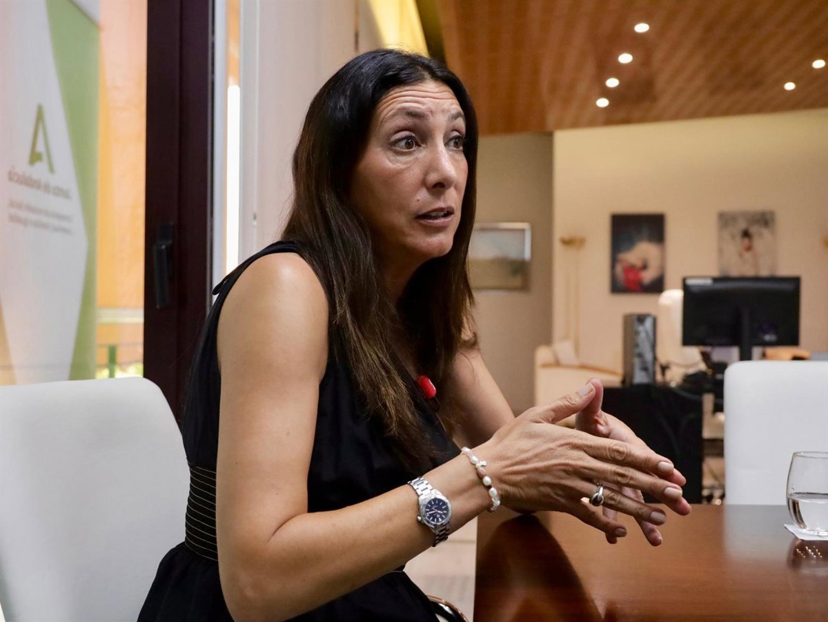 Andalucía acusa a Sánchez de  hechos xenófobos  en el reparto de menores y de alentar actos como la valla de El Ejido