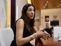 Andalucía acusa a Sánchez de "hechos xenófobos" en el reparto de menores y de alentar actos como la valla de El Ejido