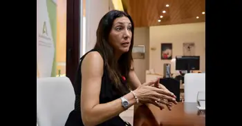 Andalucía acusa a Sánchez de "hechos xenófobos" en el reparto de menores y de alentar actos como la valla de El Ejido
