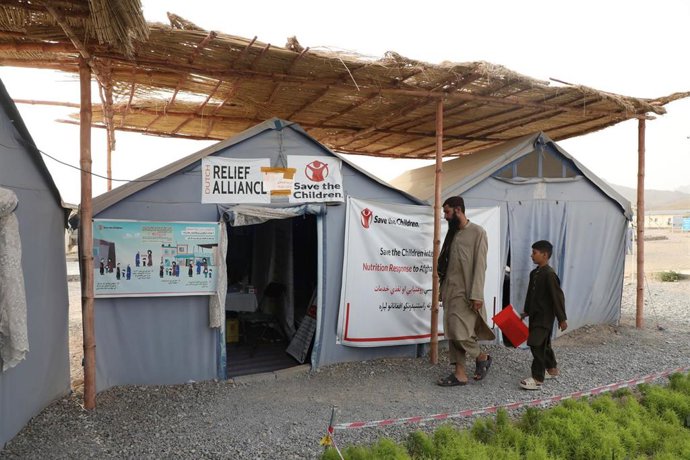 Archivo - Omir y su padre llegan a un centro de tránsito en Kandahar tras regresar desde Pakistánn a Afganistán