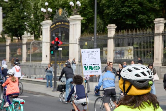 Archivo - Varias personas en bicicleta participan en una bicifestación en Cibeles, a 21 de mayo de 2023, en Madrid (España). 