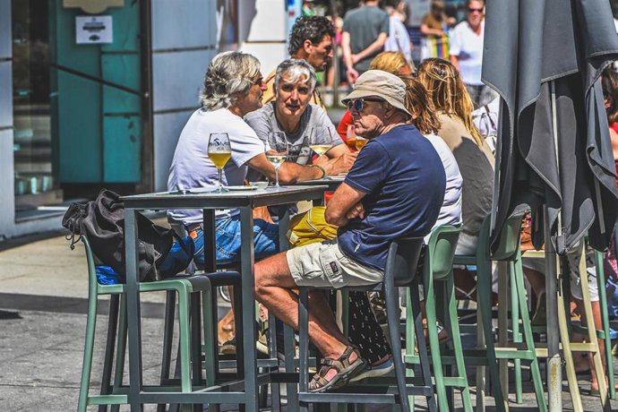 Turistas tomando algo en una terraza, a 10 de agosto de 2025, en Santander, Cantabria (España).