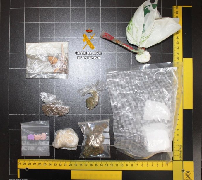 Droga intervenida en una operación con dos detenidos y un punto de venta de droga desmantelado en Mollina