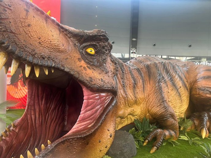 Vallsur se convierte en un parque jurásico con un T-REX gigante y una experiencia inmersiva única .