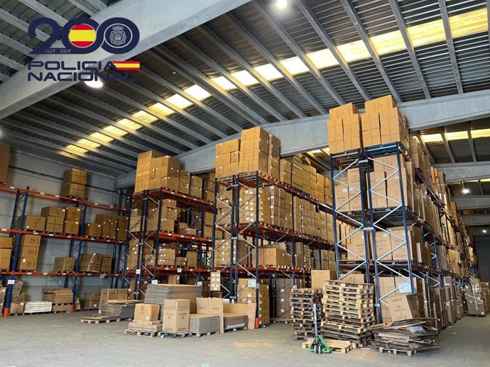 Una de las naves industriales registradas por la Policía Nacional en un operativo contra un grupo dedicado a la comercialización de muebles de diseño falsificados