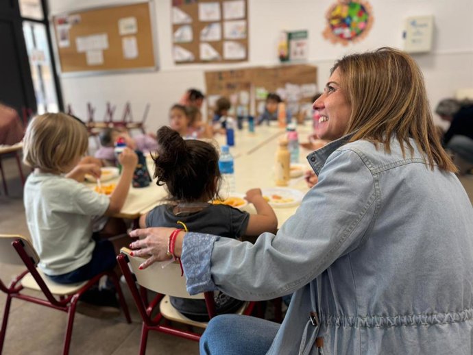 Archivo - Una trabajadora de una 'escoleta'. 