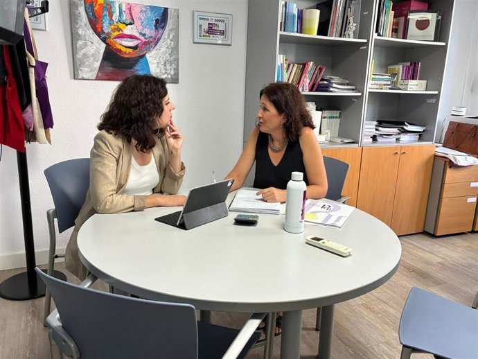 La consellera de Familias, Bienestar Social y Atención a la Dependencia, Sandra Fernández., y la directora del IBDona, Cati Salom