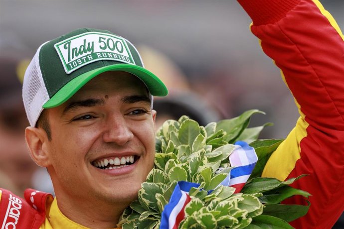 Archivo - El piloto catalán Alex Palou (Chip Ganassi Racing) celebra su triunfo en las 500 Milllas de Indianápolis 2025.