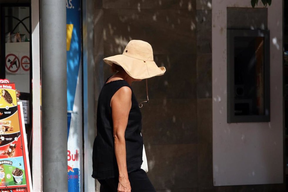 Viandantes soportan las altas temperaturas por las calles de Málaga, A 7 de agosto de 2025 en Málaga, Andalucía (España).