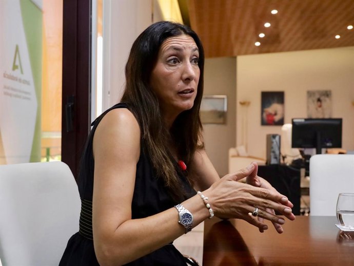 La consejera de Inclusión Social, Loles López, en un momento de la entrevista.