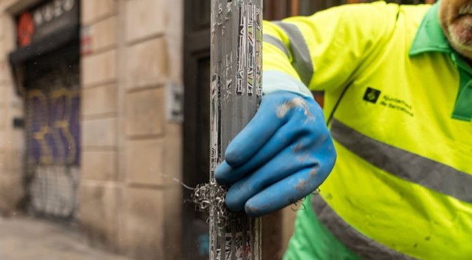 Barcelona retira 24.640 cartells i adhesius de l'espai públic entre maig i juliol