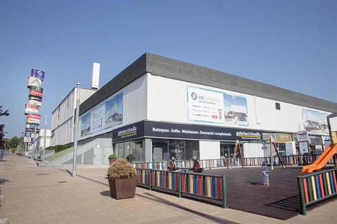 Fachada del centro comercial Via Sabadell.