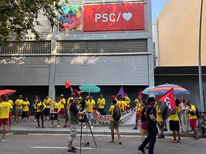 Socorristas protestan ante la sede del PSC en Barcelona