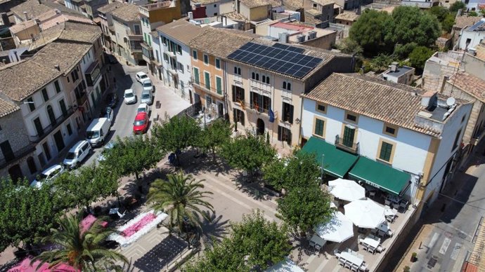 Un autoconsumo fotovoltaico compartido instalado en el tejado de un edificio.