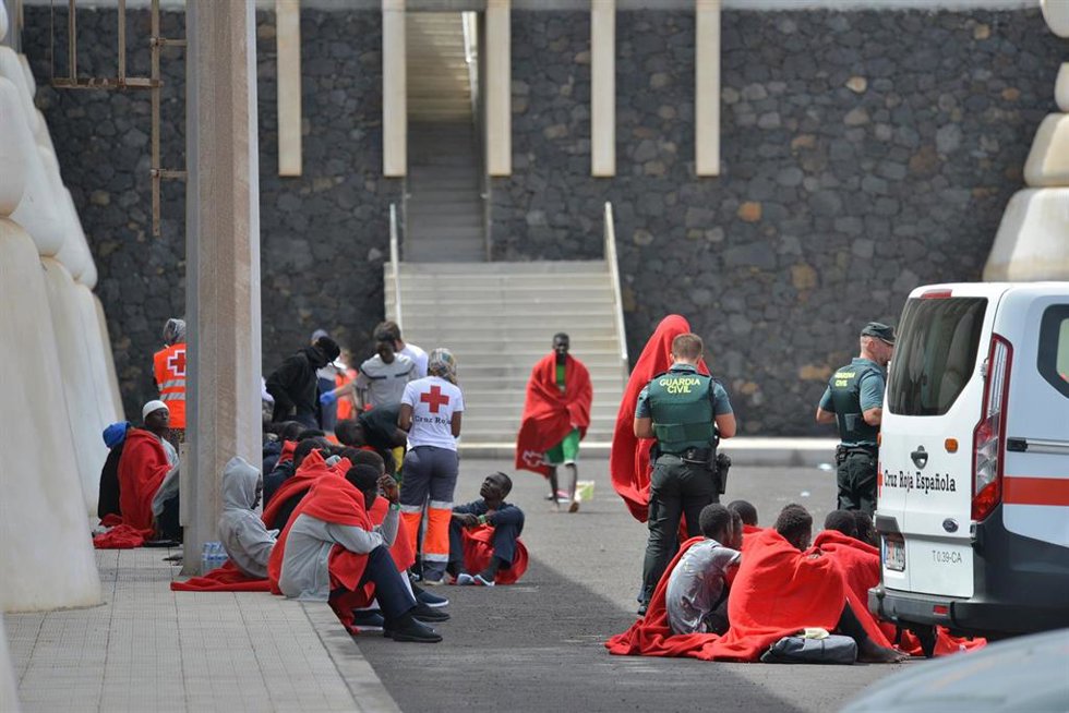 Archivo - Varias personas son atendidas por los servicios sanitarios, en el muelle de La Restinga, a 4 de octubre de 2023, en El Hierro, Islas Canarias (España). Durante el día de hoy, 4 de octubre, Salvamento Marítimo ha interceptado cerca de El Hierro