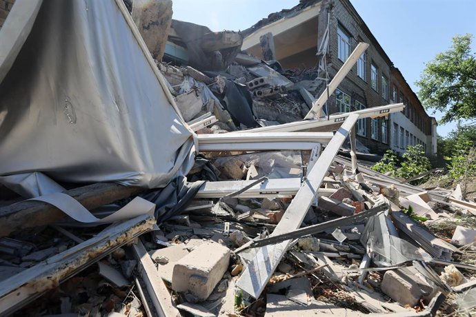 RÚSSIA, REPÚBLICA POPULAR DE DONETSK - 1º DE AGOSTO DE 2025: Vista do prédio parcialmente desmoronado da Escola nº 86 em Makeyevka, Imagem: 1027088179, Licença: Rights-managed, Restrições: * Direitos da Suíça e da Rússia excluídos *, Liberação de modelo: 