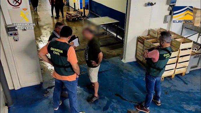 Agentes de la Guardia Civil en una operación en la que se han intervenido siete toneladas de almejas japonesas no apta para consumo en Huelva.