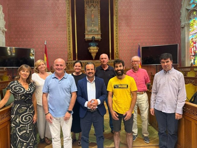 El conseller de Presidencia del Consell de Mallorca, Antoni Fuster, con los representantes de las empresas que cuentan con el Distintivo Serra de Tramuntana.