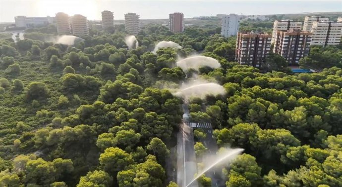 Cañones de agua en la devesa ante el calor extremo