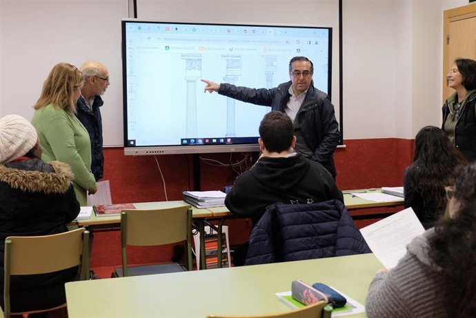 Archivo - El delegado territorial de Desarrollo Educativo y Formación Profesional y de Universidad, Investigación e Innovación, Miguel Briones, en una imagen de archivo