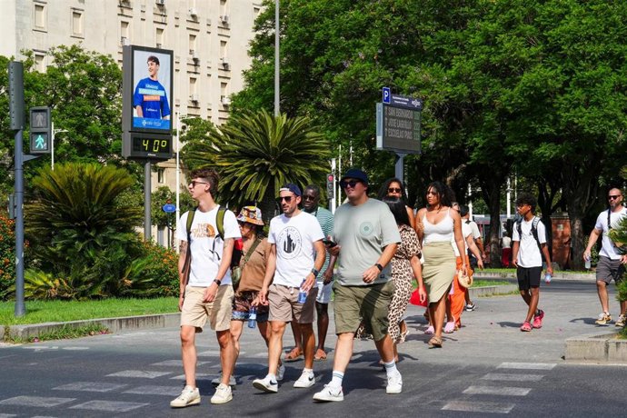 Peatones por la capital andaluza en plena ola de calor. A 4 de agosto de 2025 en Sevilla, Andalucía (España).