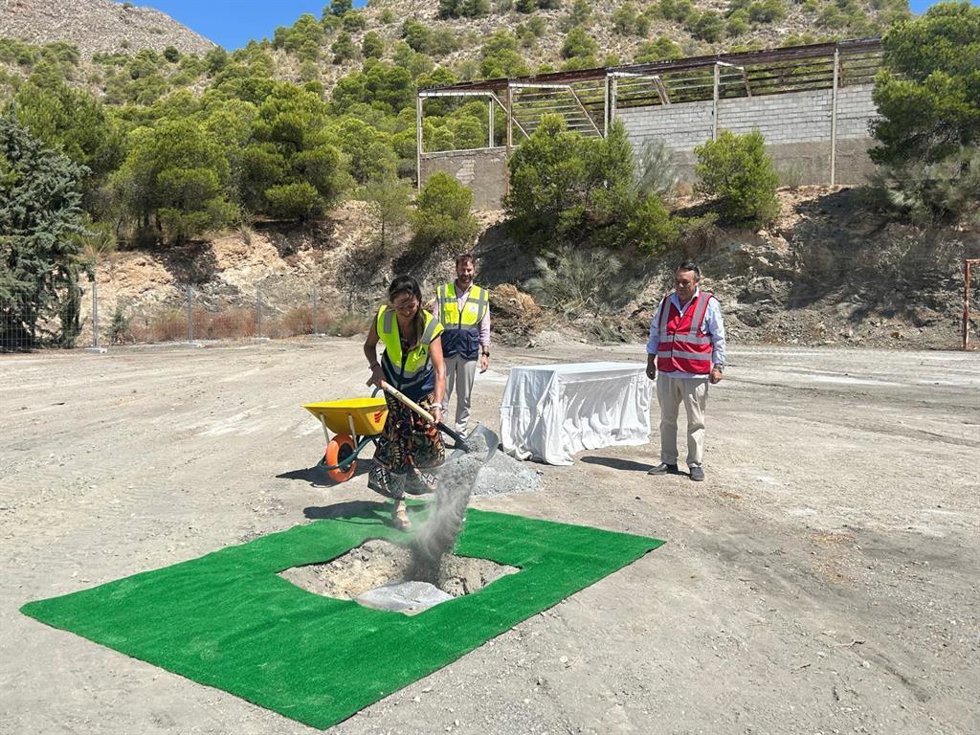 La delegada de la Junta en Almería, Aránzazu Martín, coloca la primera piedra de la futura residencia de mayores de Lúcar.