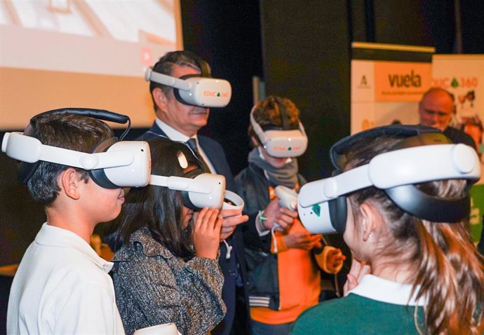 Archivo - Actividad formativa con escolares con motivo de la presentación del Plan de Capacitación Digital de Andalucía.