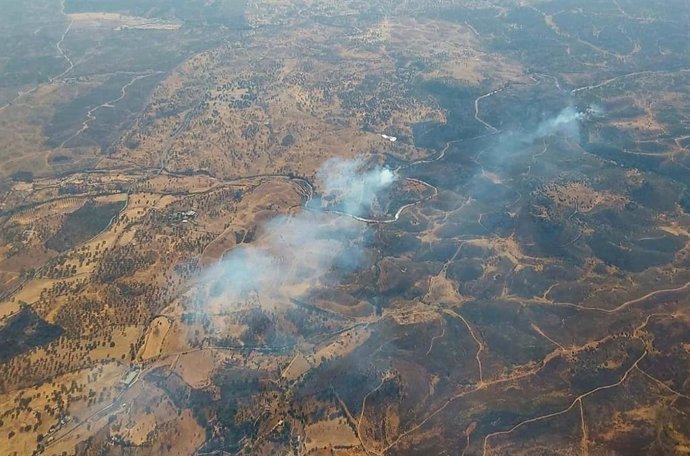 Imagen aérea del incendio declarado en Villanueva de los Castillejos (Huelva).