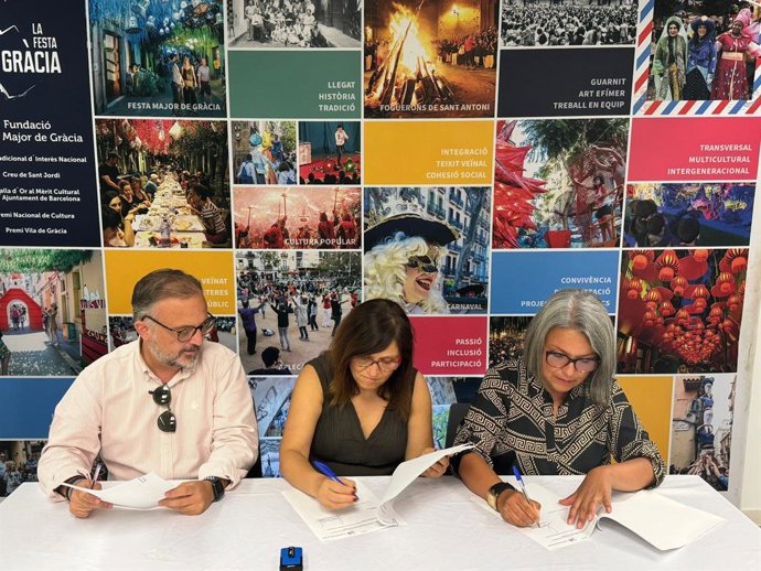 El responsable B2C d'Endesa a Catalunya, Israel del Arco; la responsable B2C d'Endesa a Catalunya Oriental, Núria Borregón, i la presidenta de la Fundació Festa Major de Gràcia, Lina López.