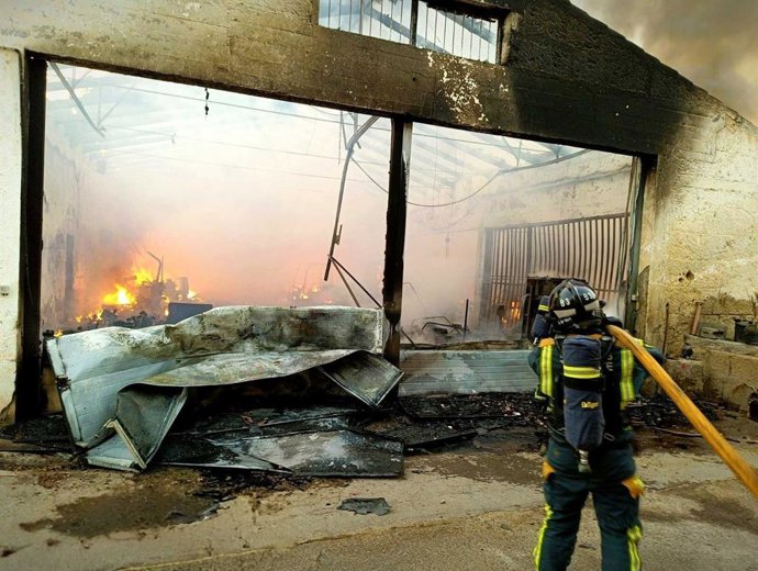 Bombero de Tenerife actuando durante un fuego en una nave en Guaza, Arona
