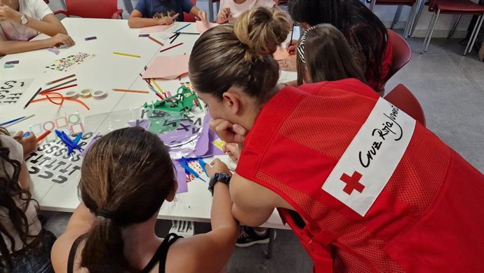 Imagen de uno de los voluntarios de Cruz Roja Juventud Valladolid durante una de las actividades