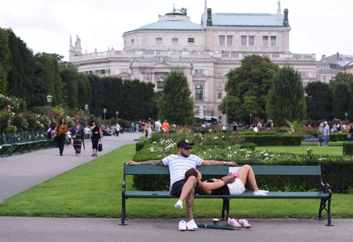 Un grupo de personas descansa en un parque de Viena